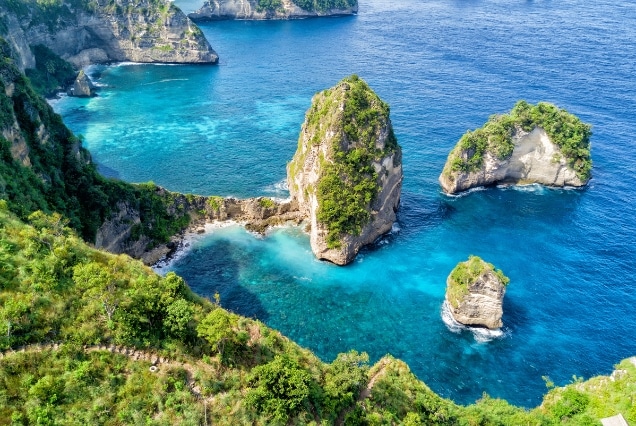 Dramatic rock formations and turquoise waters of Nusa Penida, a popular side trip for first-time visitors in Bali 2026.